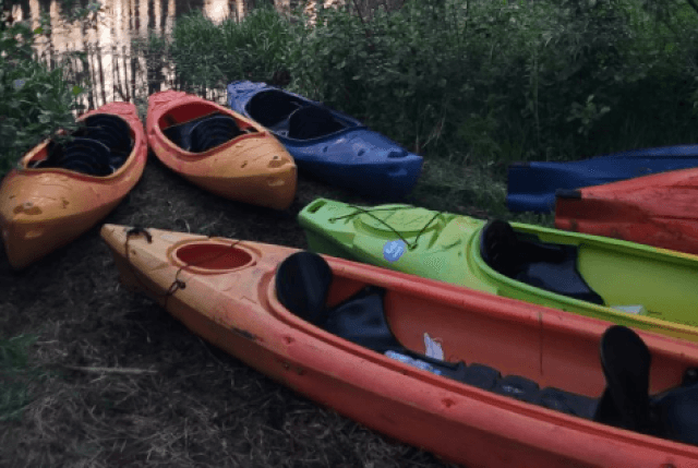 Kolorowe kajaki na brzegu przed spływem