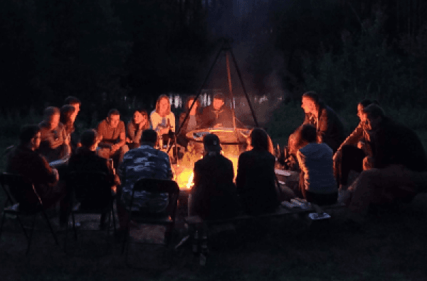 Wieczorne ognisko uczestników spływu kajakowego